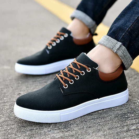 Lage sneakers heren met vetersluiting en verhoogde platte zool