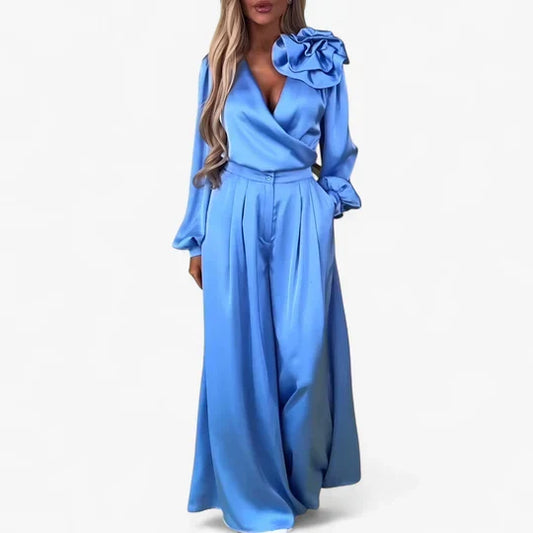 Tweedelige set dames met wikkelblouse en broek met wijde pijpen