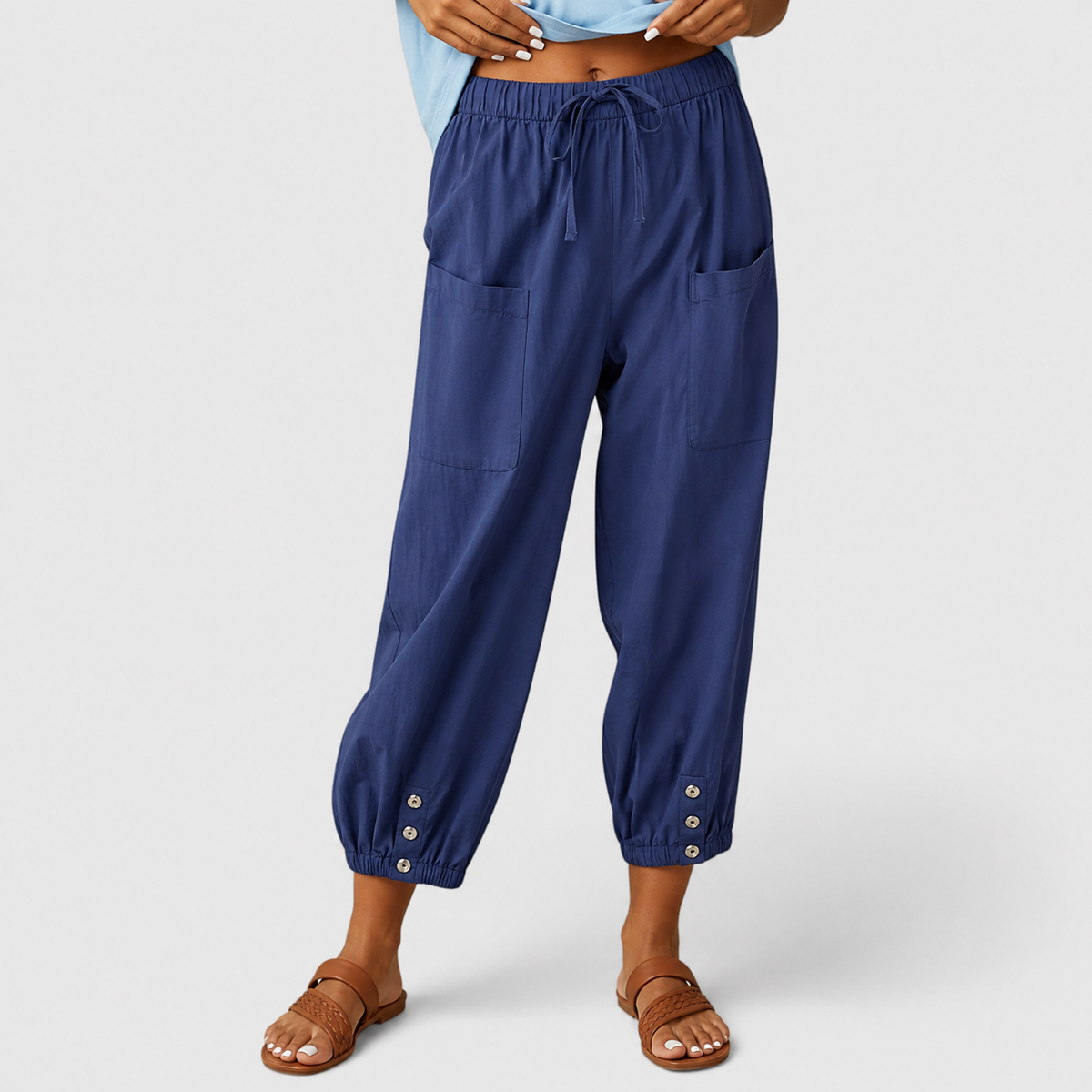 Cropped broek dames met taps toelopende pijpen en knoopdetail bij de enkel