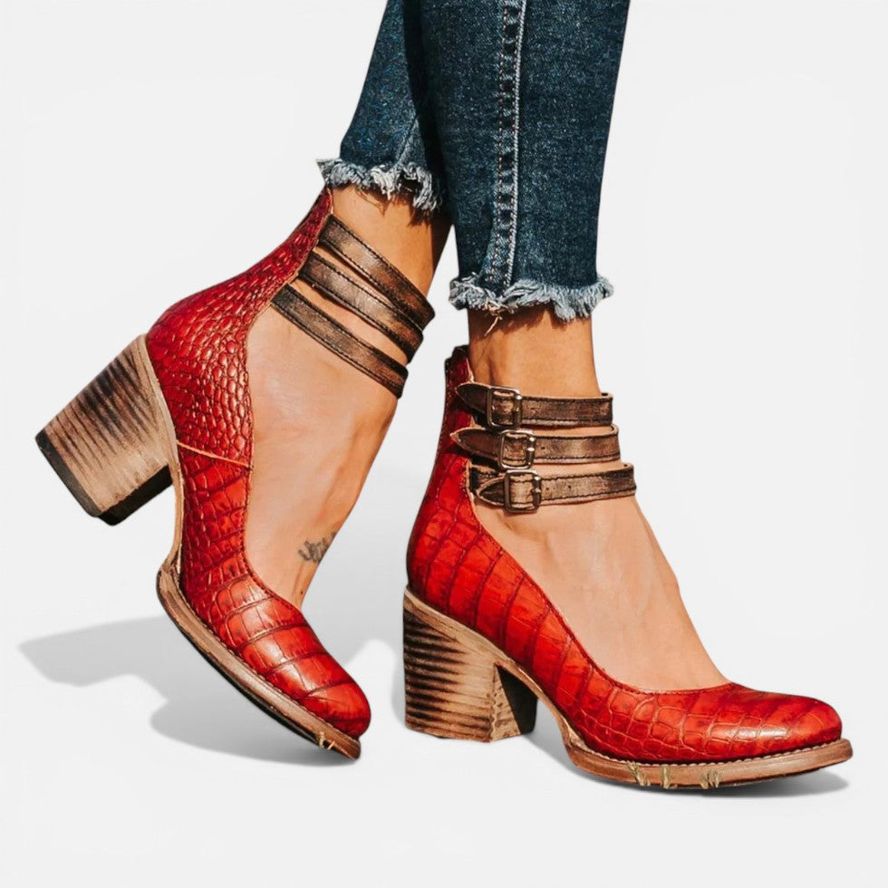 Dames pumps met blokhak, enkelbandjes en gespsluiting