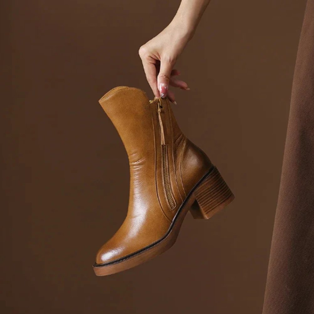 Enkellaarsjes dames met asymmetrische schacht, zijrits en profielzool