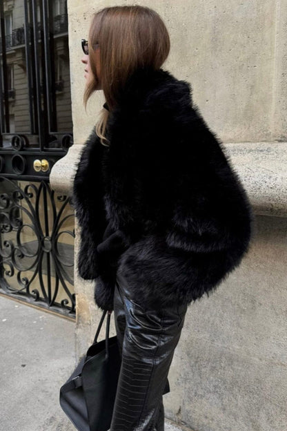 Korte faux fur jas dames met brede reverskraag en lange mouwen