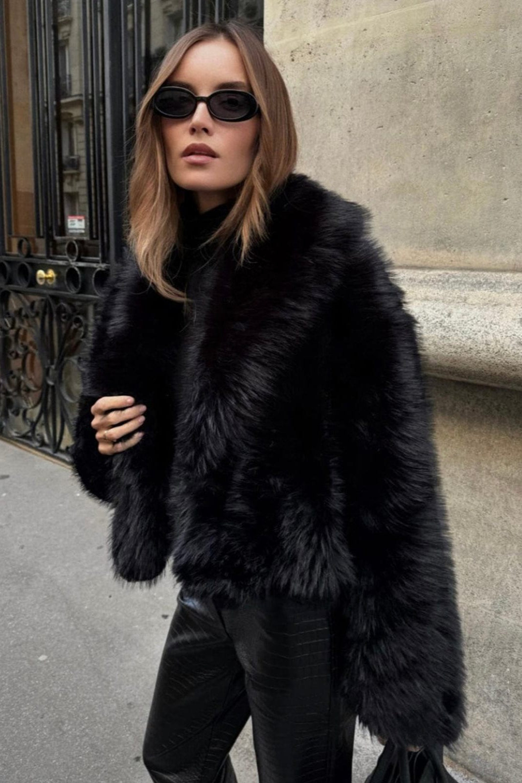 Korte faux fur jas dames met brede reverskraag en lange mouwen