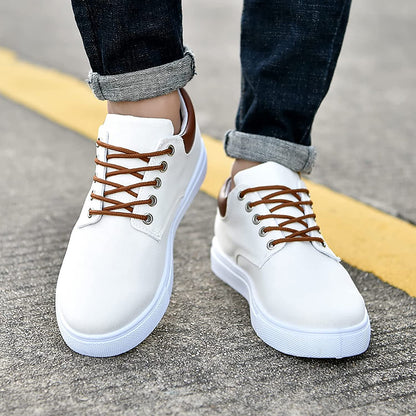 Lage sneakers heren met vetersluiting en verhoogde platte zool