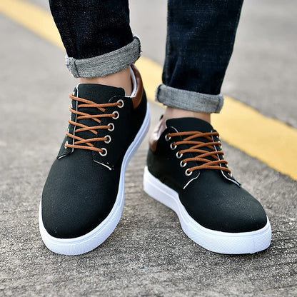 Lage sneakers heren met vetersluiting en verhoogde platte zool