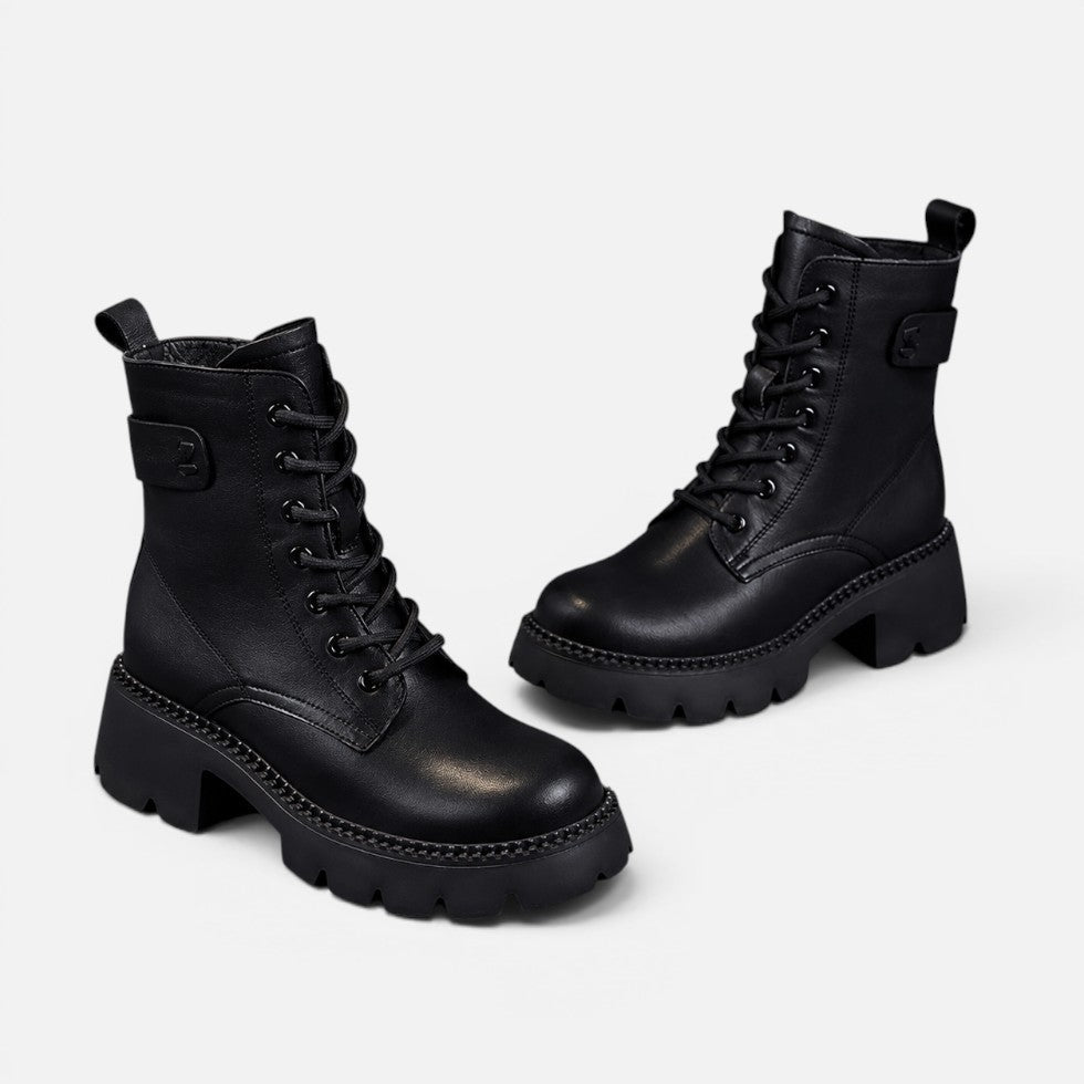Enkellaarsjes dames met veters, blokhak en grove profielzool