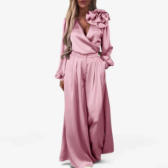 Tweedelige set dames met wikkelblouse en broek met wijde pijpen