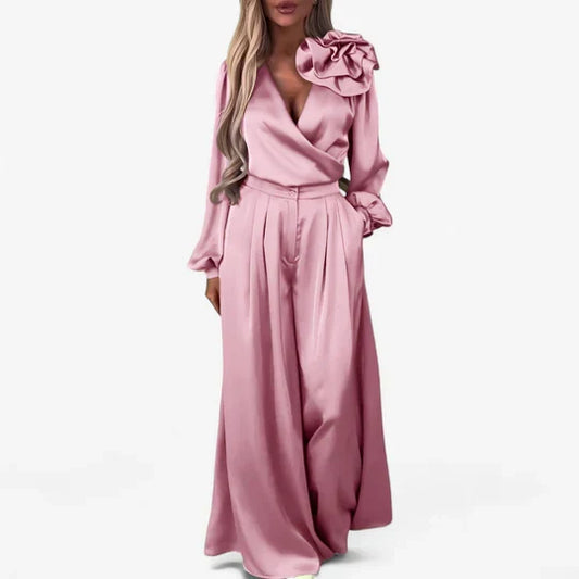 Tweedelige set dames met wikkelblouse en broek met wijde pijpen