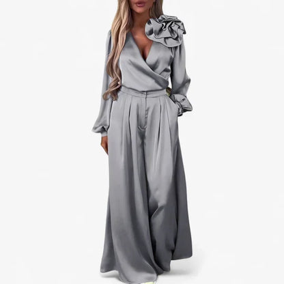 Tweedelige set dames met wikkelblouse en broek met wijde pijpen