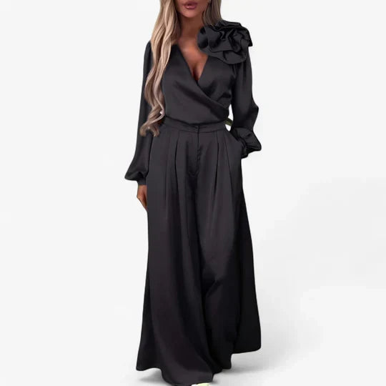 Tweedelige set dames met wikkelblouse en broek met wijde pijpen