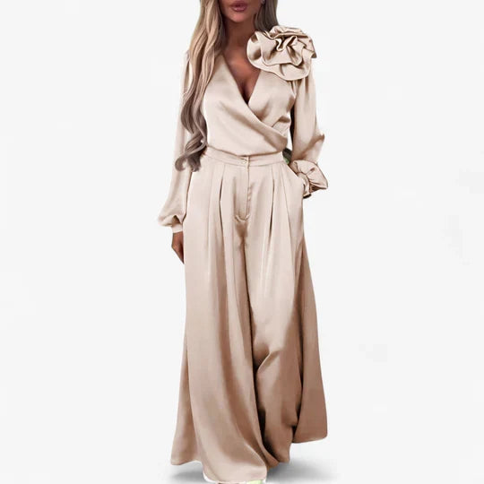 Tweedelige set dames met wikkelblouse en broek met wijde pijpen