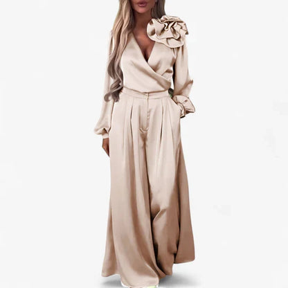 Tweedelige set dames met wikkelblouse en broek met wijde pijpen