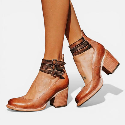Dames pumps met blokhak, enkelbandjes en gespsluiting