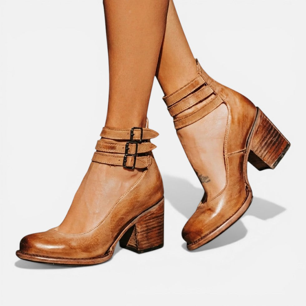 Dames pumps met blokhak, enkelbandjes en gespsluiting