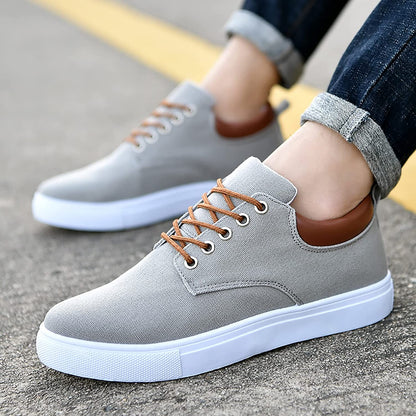 Lage sneakers heren met vetersluiting en verhoogde platte zool