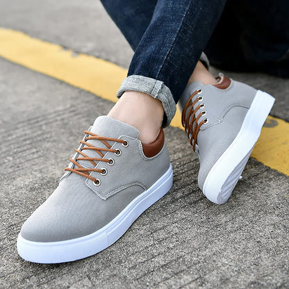 Lage sneakers heren met vetersluiting en verhoogde platte zool