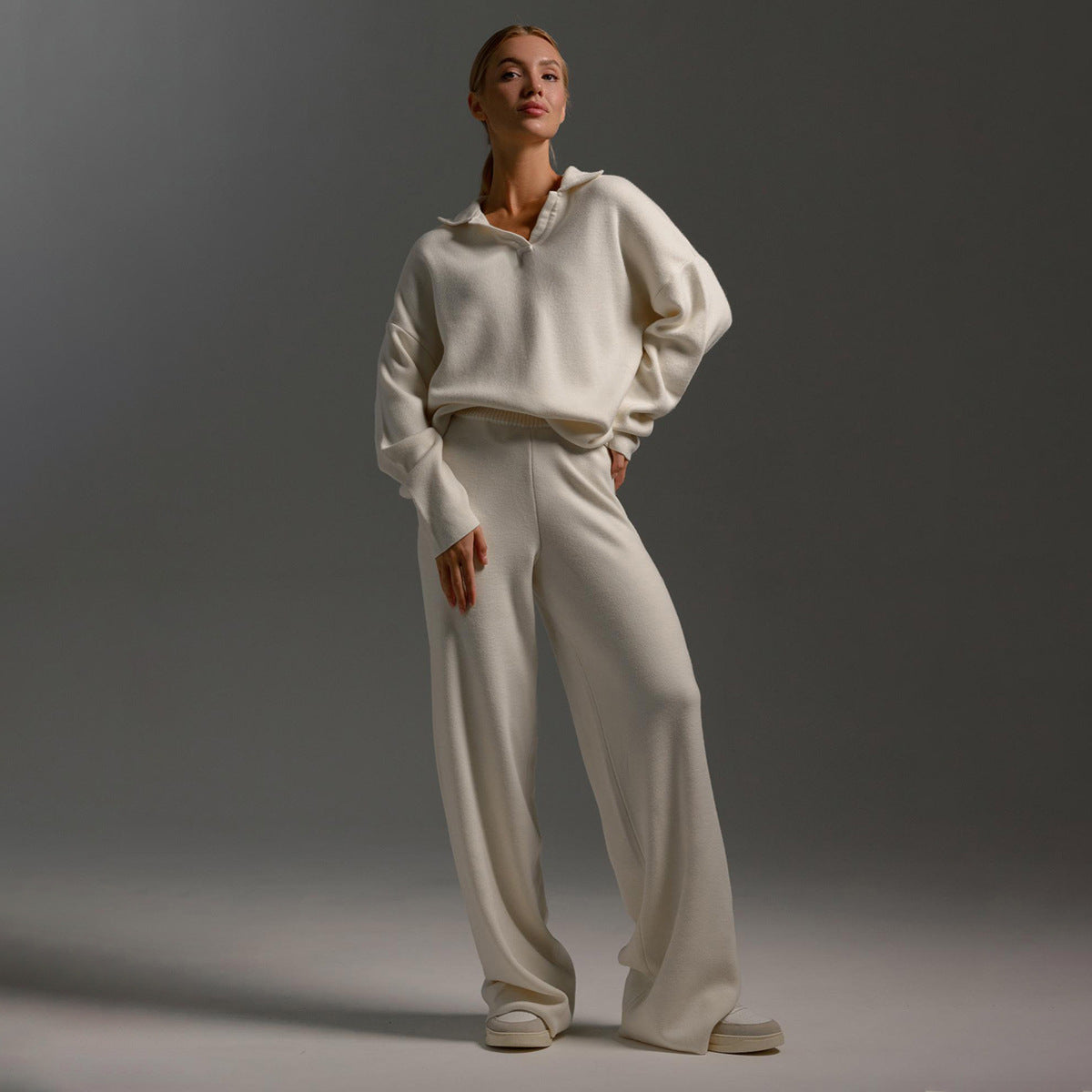 Gebreide tweedelige set met polokraag en wijde broek voor dames