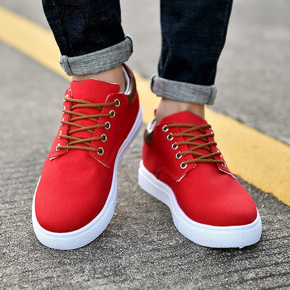 Lage sneakers heren met vetersluiting en verhoogde platte zool