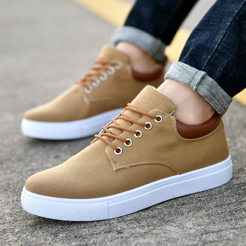 Lage sneakers heren met vetersluiting en verhoogde platte zool