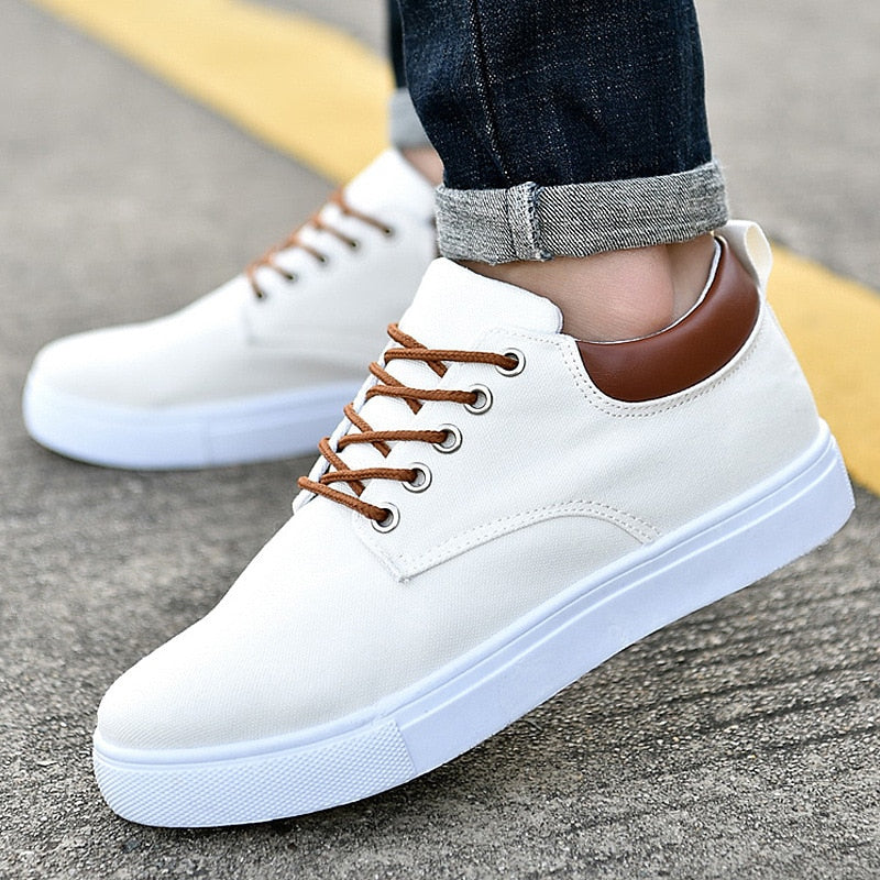 Lage sneakers heren met vetersluiting en verhoogde platte zool