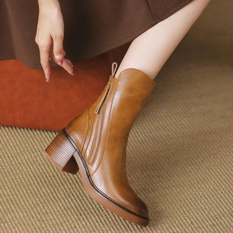 Enkellaarsjes dames met blokhak, plateauzool en asymmetrische schacht
