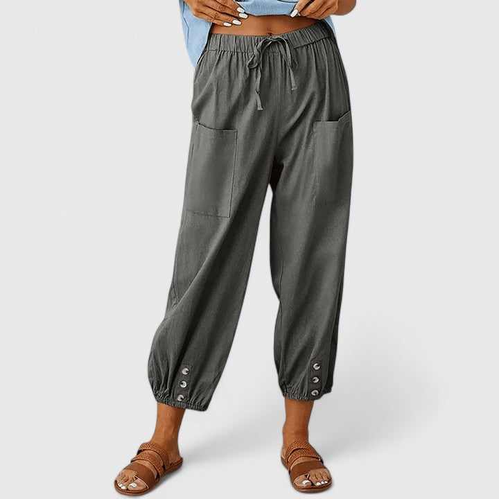 Cropped broek dames met taps toelopende pijpen en knoopdetail bij de enkel