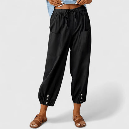 Cropped broek dames met taps toelopende pijpen en knoopdetail bij de enkel