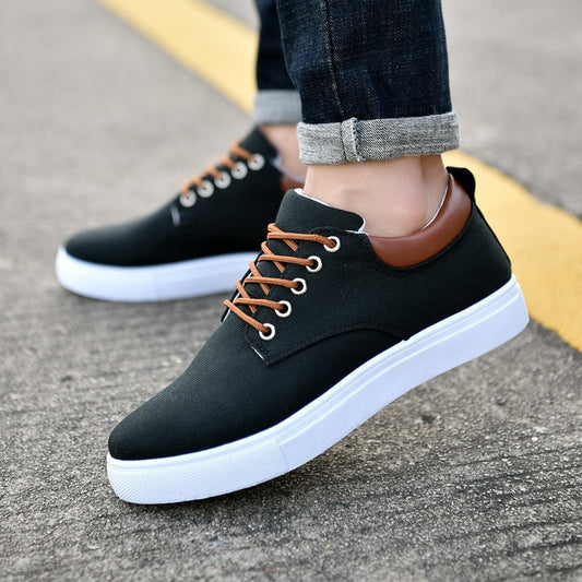 Lage sneakers heren met vetersluiting en verhoogde platte zool