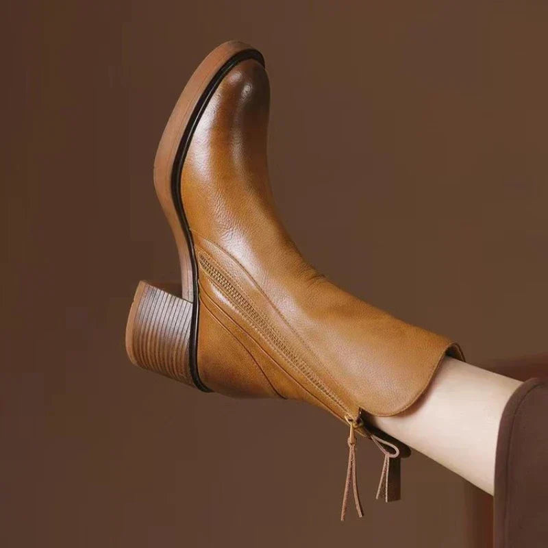 Enkellaarsjes dames met blokhak, plateauzool en asymmetrische schacht