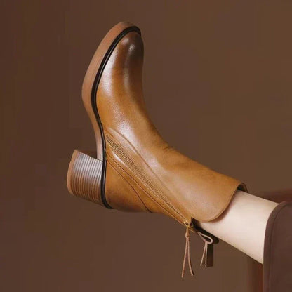 Enkellaarsjes dames met blokhak, plateauzool en asymmetrische schacht