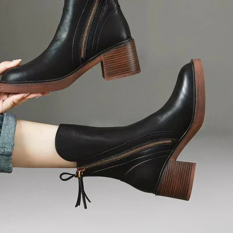 Enkellaarsjes dames met blokhak, plateauzool en asymmetrische schacht
