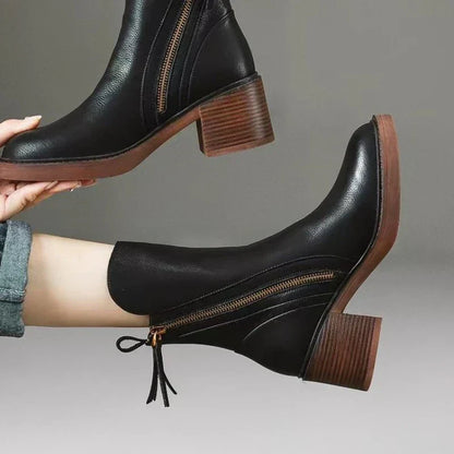 Enkellaarsjes dames met blokhak, plateauzool en asymmetrische schacht