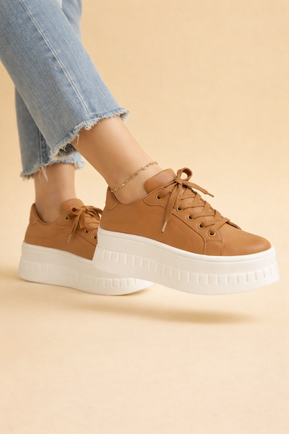 Lage sneakers dames met gewatteerde enkelkraag en metalen vetersluiting
