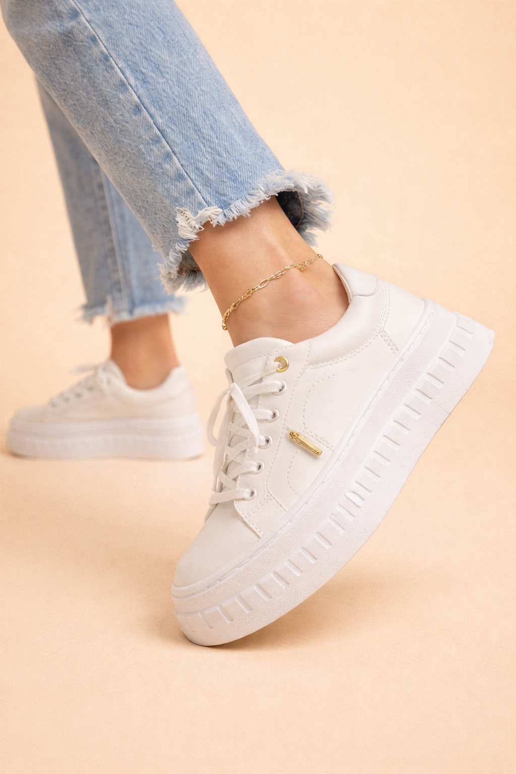 Lage sneakers dames met gewatteerde enkelkraag en metalen vetersluiting