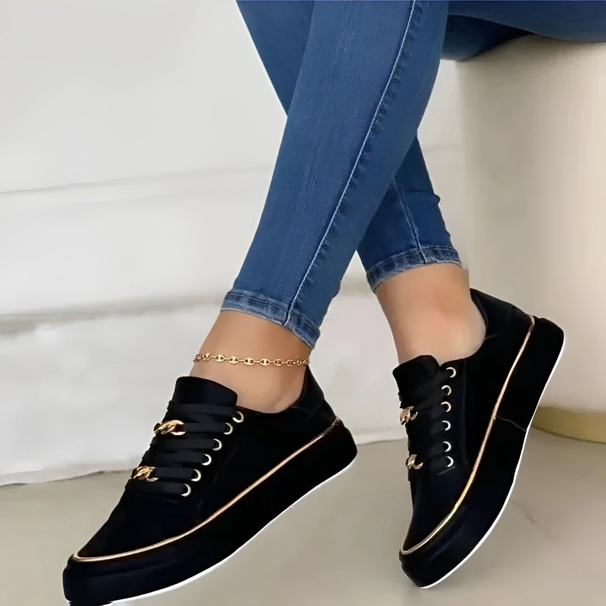 Lage sneakers dames met platformzool en kettingdetail