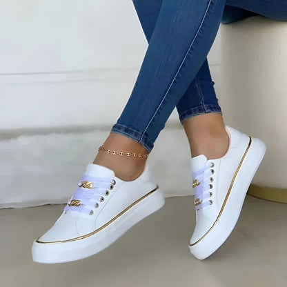 Lage sneakers dames met platformzool en kettingdetail