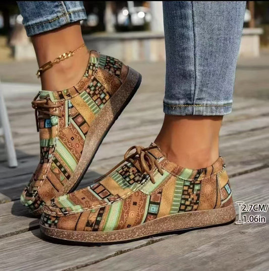 Lage instappers dames met vetersluiting en boho print