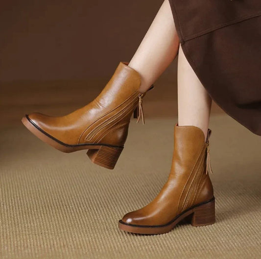 Enkellaarsjes dames met asymmetrische schacht, zijrits en profielzool