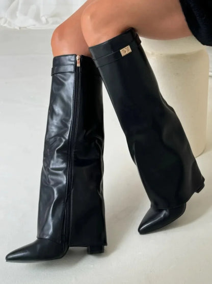 Bottes en suède marron avec détails métalliques, design élégant adapté à toutes les saisons.