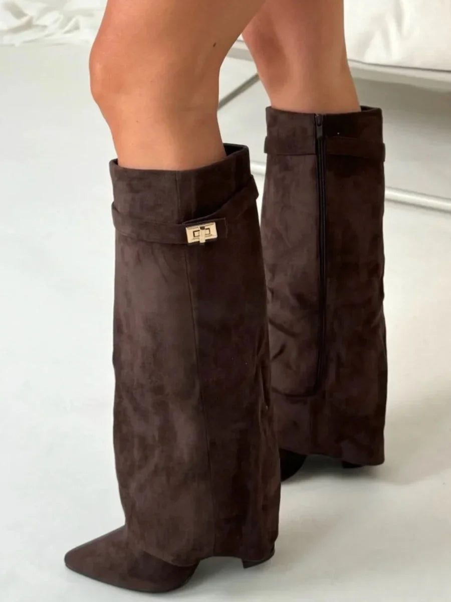 Bottes en suède beige pour femme avec détails métalliques et design élégant.