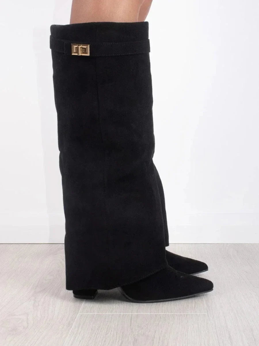 Bottes en suède noir pour femme avec détails métalliques et design élégant, adaptées à diverses occasions.