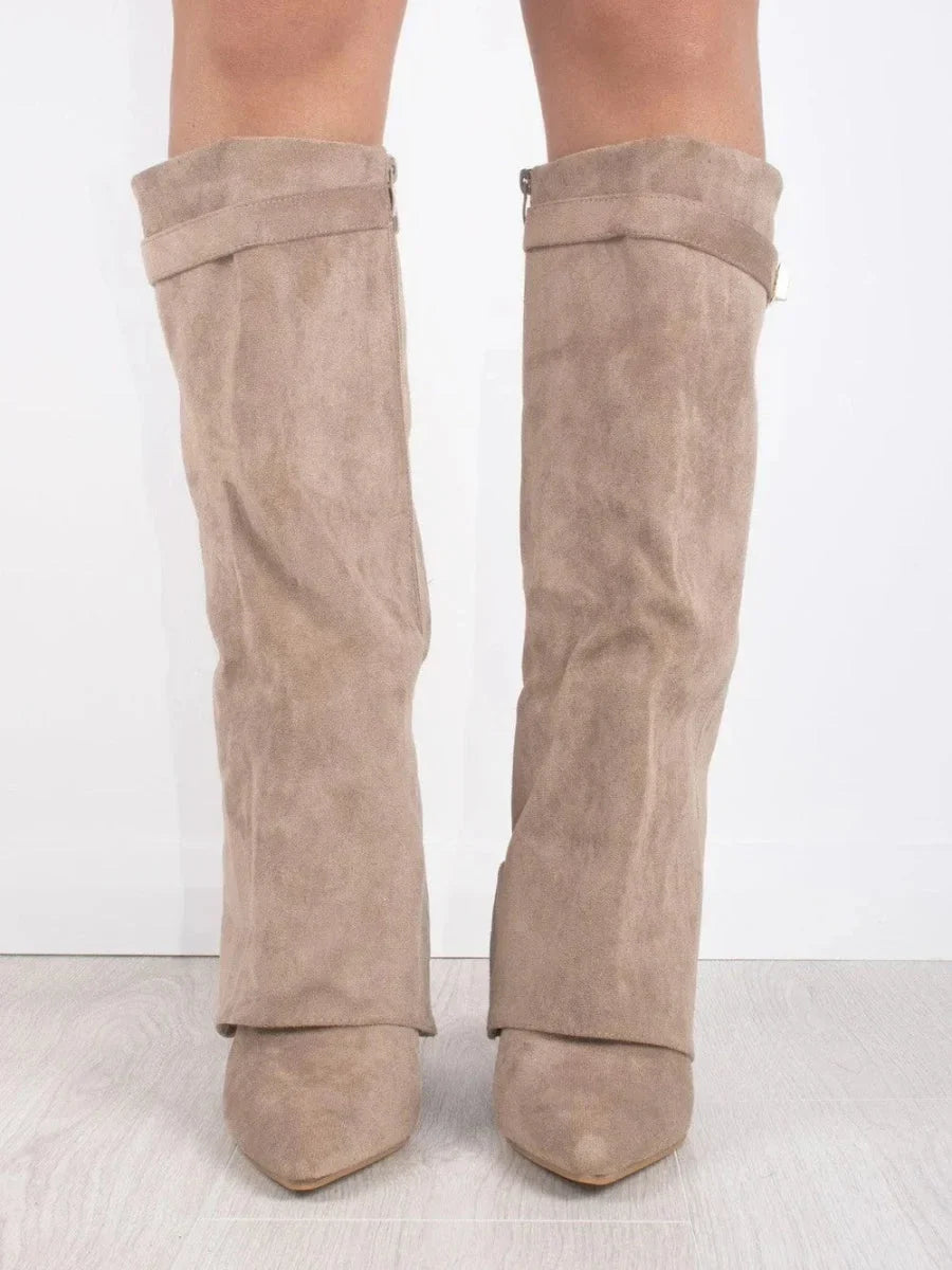 Bottes en suède beige avec détails métalliques, coupe élégante et semelle confortable pour un usage quotidien.