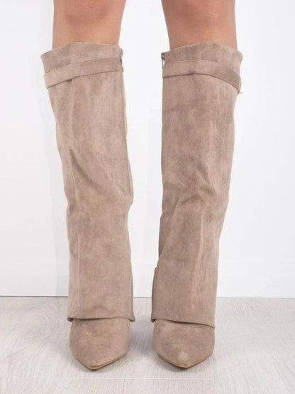 Bottes en suède beige avec détails métalliques, coupe élégante et semelle confortable pour un usage quotidien.