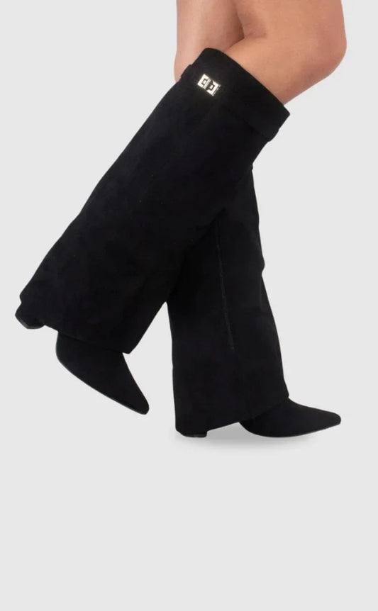 Bottes en suède noir pour femme avec détails métalliques et design élégant.