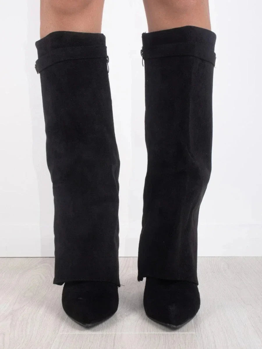 Bottes en suède noir pour femme avec détails métalliques, design élégant adapté pour l'automne et l'hiver.