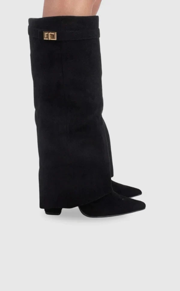 Bottes femme en suède noir avec détails métalliques et design élégant.