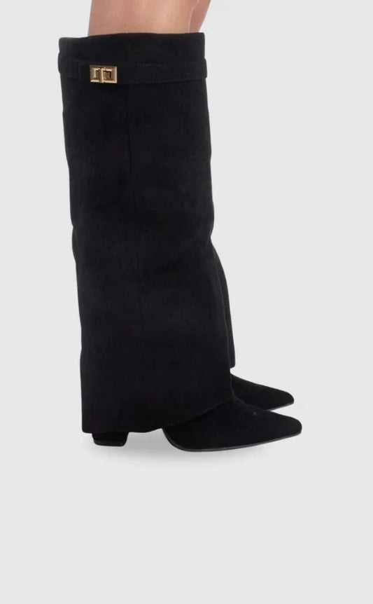 Bottes femme en suède noir avec détails métalliques et design élégant.