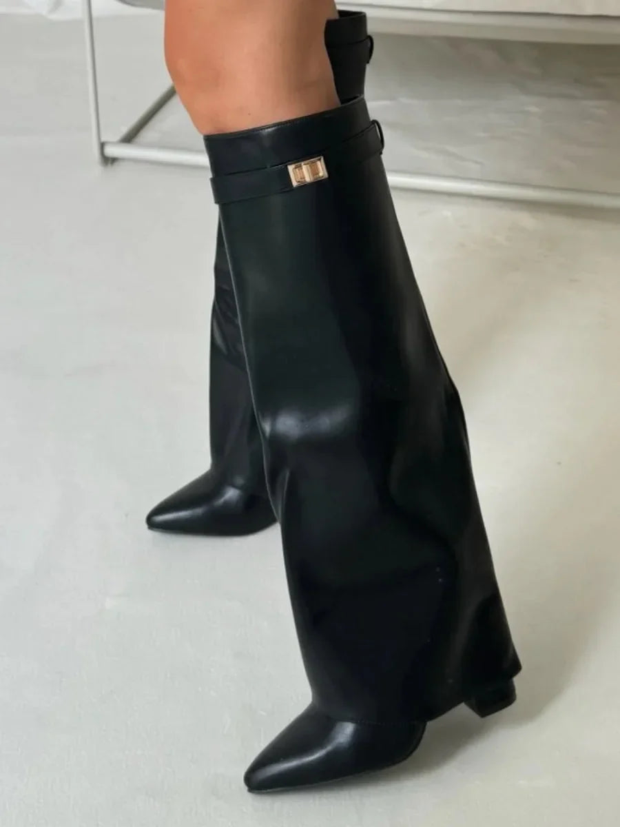 Bottes en suède marron avec détails métalliques et silhouette élégante.