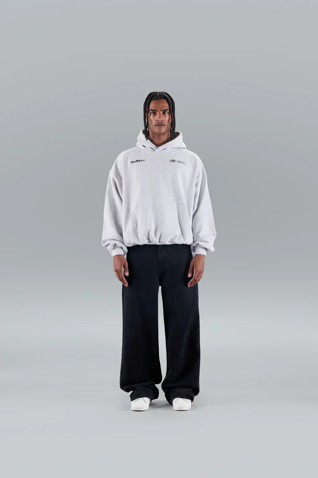 "Comfortabele, stijlvolle vrouwenhoodie in blauw, bordeauxroze; symbool van zelfliefde, ontspannen pasvorm, minimalistisch de