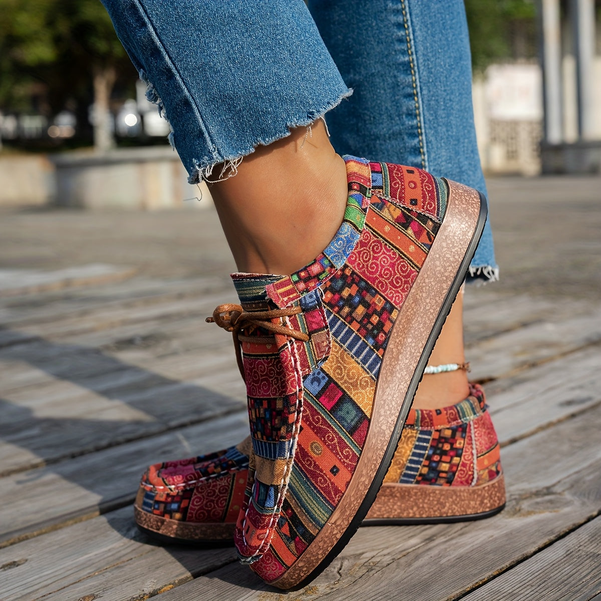 Lage instappers dames met vetersluiting en boho print